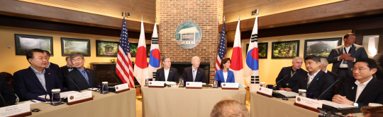 윤석열 대통령과 조 바이든 미국 대통령, 기시다 후미오 일본 총리가 18일(현지시간) 워싱턴DC 인근 미국 대통령 별장인 캠프 데이비드에서 한미일 정상회의를 하고 있다. 연합뉴스